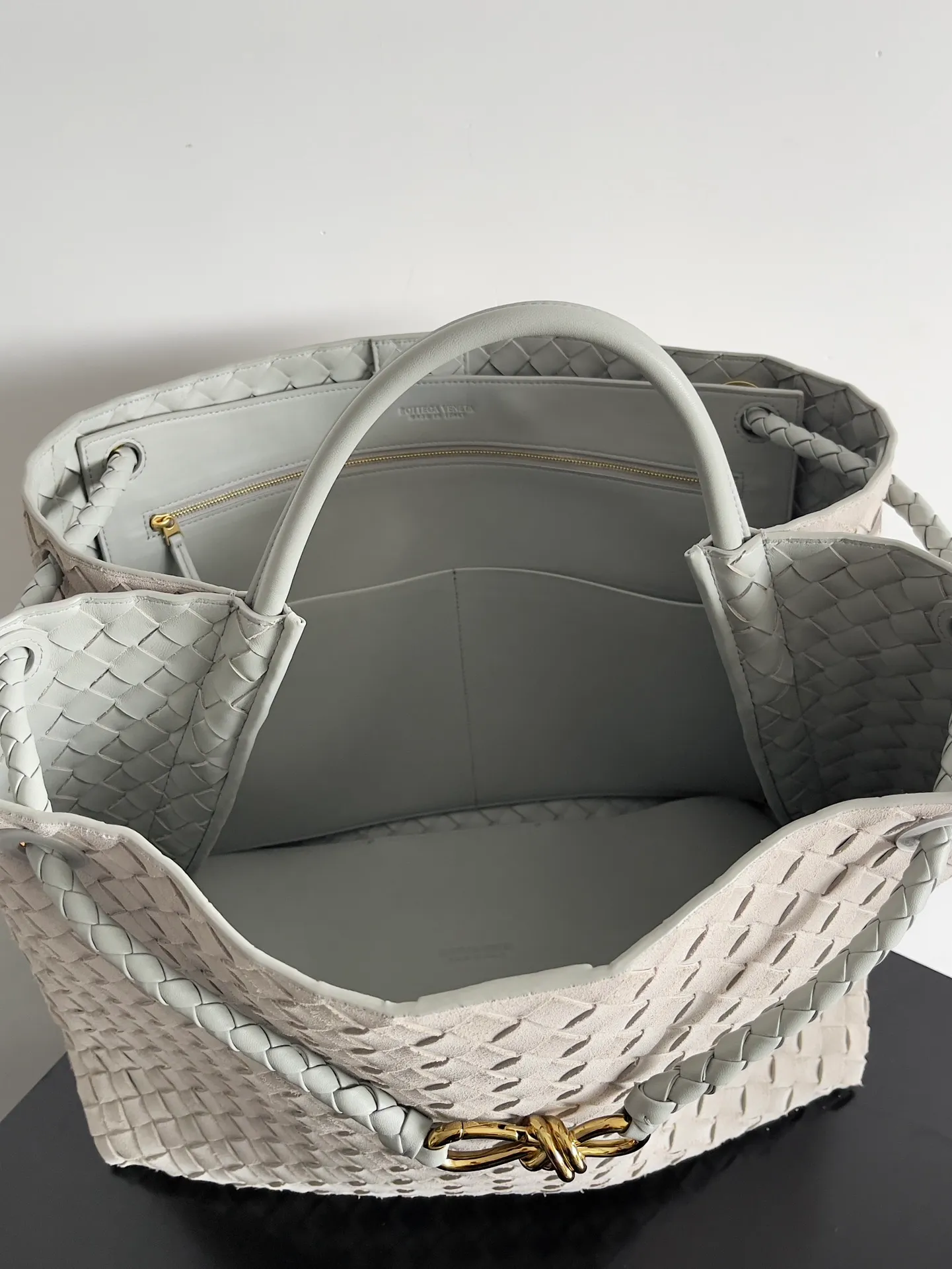 Batch 3760 Recently, the same style of bag that celebrities love is both high-end and practical. Michelle Yeoh, Kim Namjoon, Jing Boran, Tong Liya, Sun Qian, Wu Qianyu, Du Juan, Ma Yili and Bai Baihe are all carrying Bottega Veneta summer series Andiamo handbags. Andiamo has a simple structure and rounded lines. The whole piece is made of Nappa leather. It is comfortable, soft and dynamic. It adds interest to daily life and can be easily matched with various styles. Andiamo handbags are available in three sizes: small, medium and large. There are many colors to choose from, which can meet different needs. You can really carry it whether it is daily or attending events. Style number: 743575 Size: 45*22*34cm